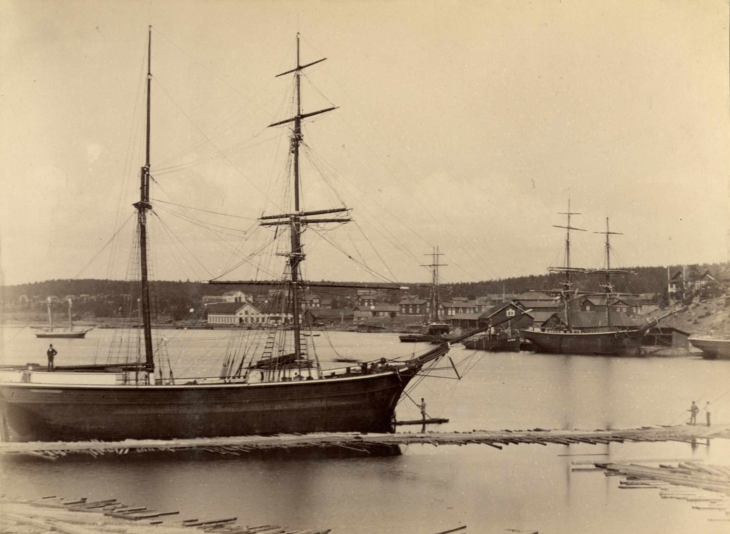 Ursvikens hamn mot väster, till höger kajen. I förgrunden skonerten Fanny Aurora, som var byggd i Finland men helt ombyggd i Ursviken 1877.