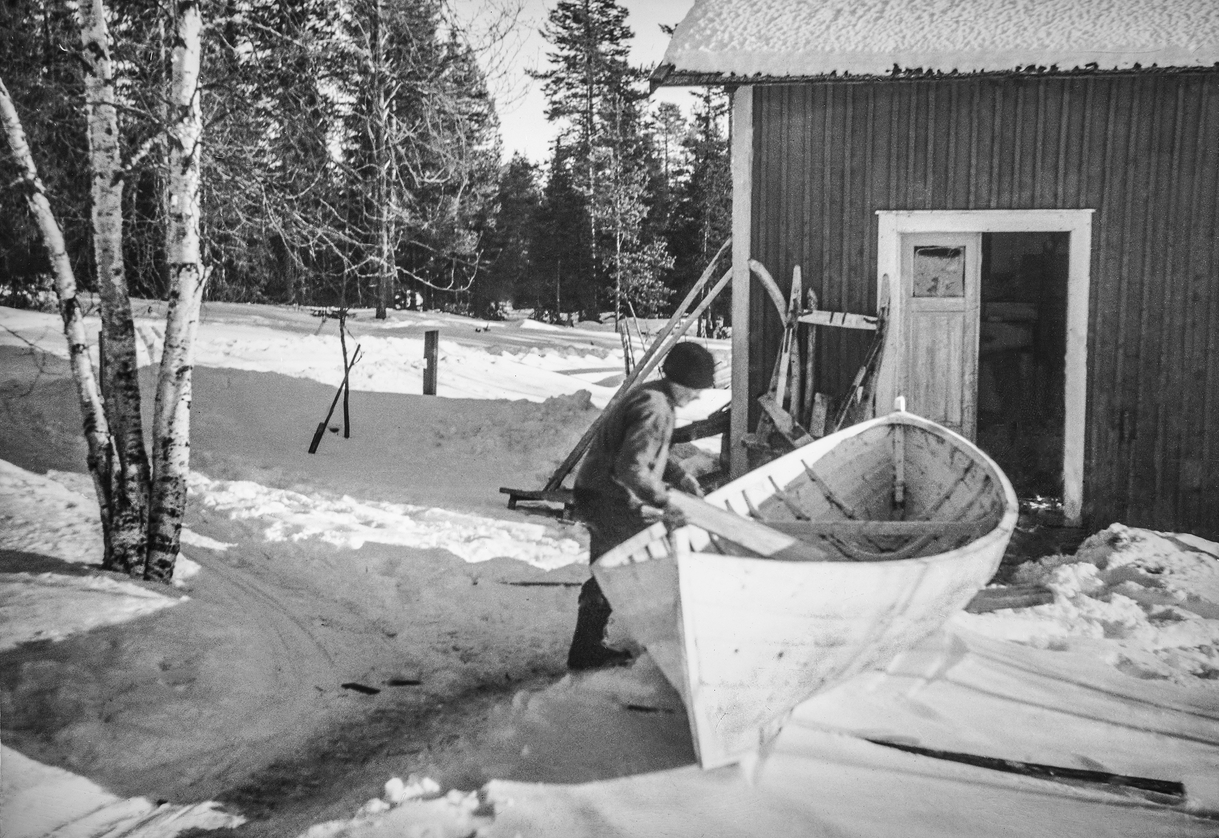 Båtbyggaren Anton Viklund på Bjurön bygger en skötbåt.