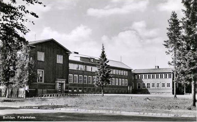 Bolidens folkskola, ritad av arkitekt John Åkerlund och uppförd på samhällets mest centrala plats. Foto: Vykort/Skellefteå museum. 