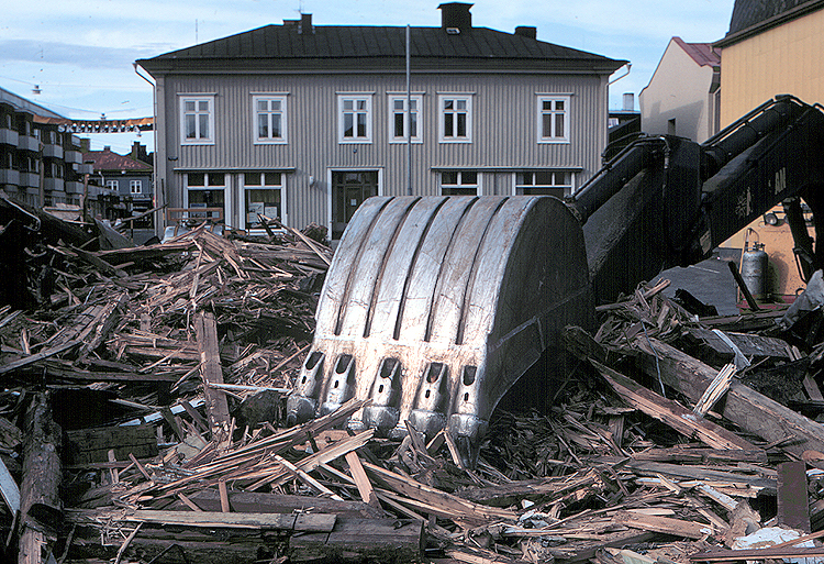 Rivning i kvarteret Höken 1982. Okänd fotograf. DIA 15590. 