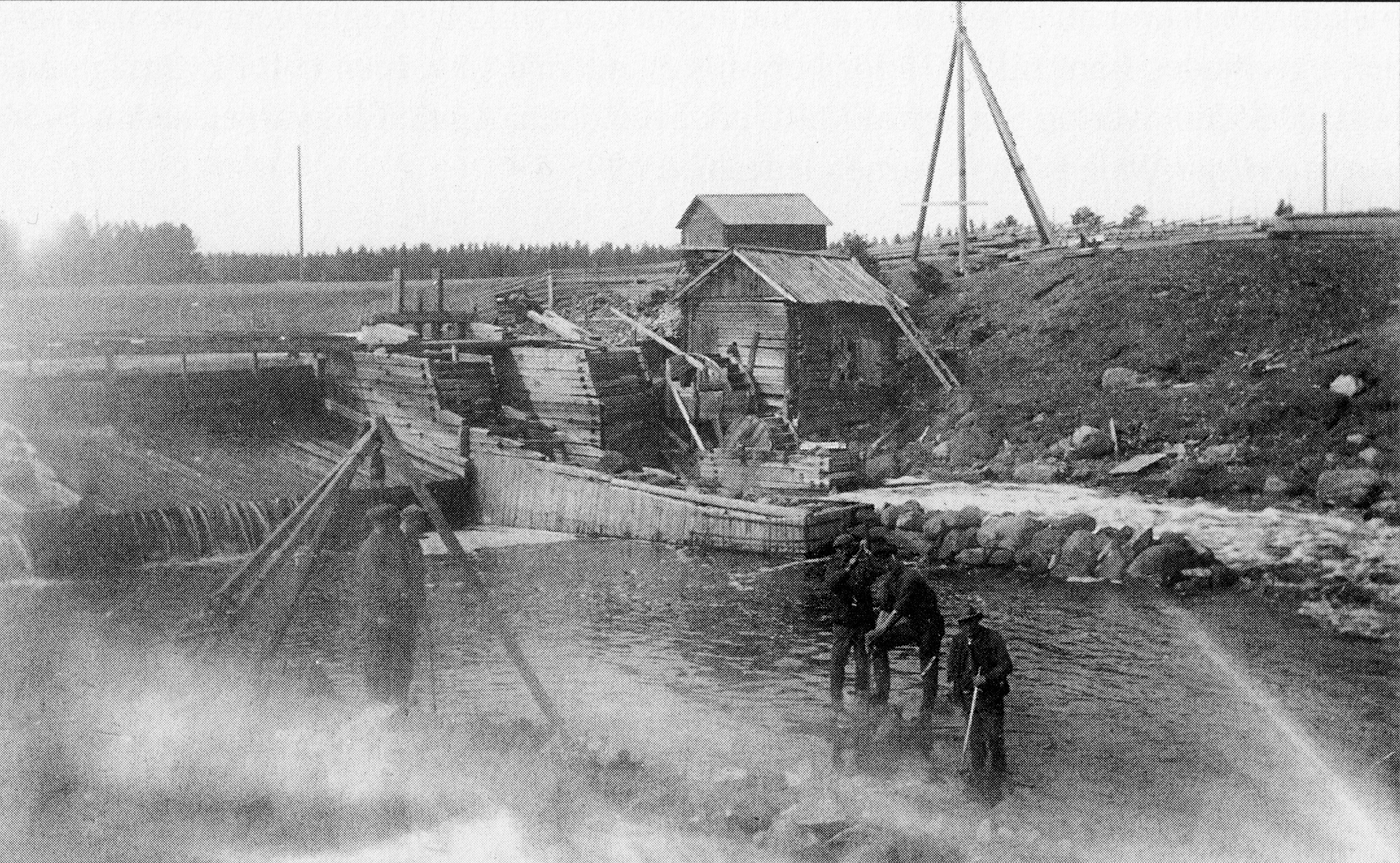 Vadmalsstamp på norra sidan vid Sågforsen i Bursiljum. Byamännen är sysselsatta med stenrensning i forsen. Foto: Okänd fotograf/Skellefteå museum.