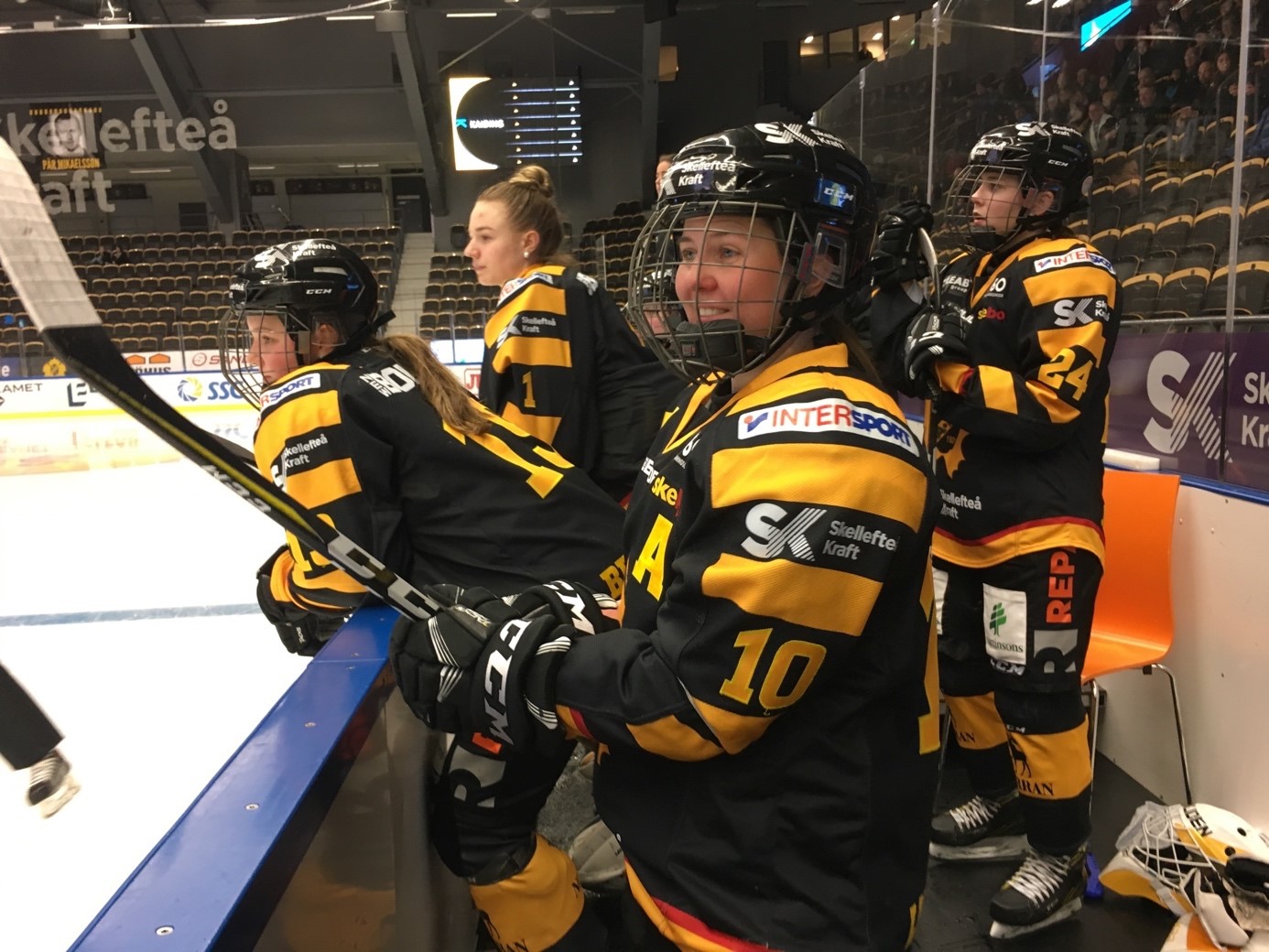 Glädjen var stor när Skellefteå AIK inledde en elitsatsning på damhockey. Här syns Miranda Dahlgren, Elin Lundqvist och Lovina Johansson i mars 2018. Foto: Robert Tedestedt.