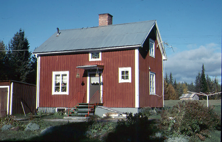 Ett Per Albin-torp från 1930-talet i norra Johannisberg, Malå. Fotograf: Seth Jansson, Skellefteå museum. DIA 03862.