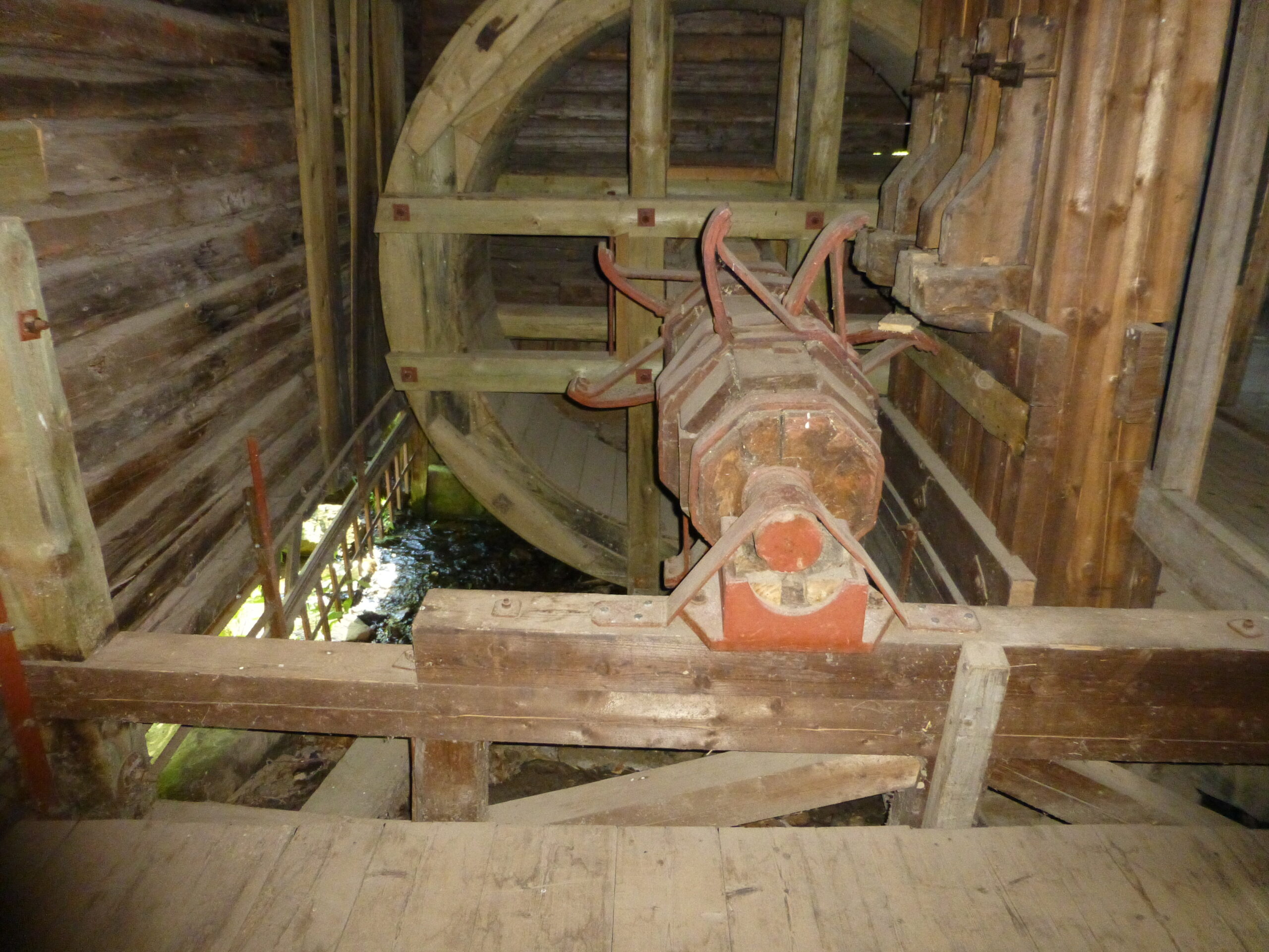Hjulstocken som vid rotation lyfter de vertikala stockarna som då stampar yllet i det vattenfyllda karet. Foto: Rune Wästerby/Skellefteå museum. 