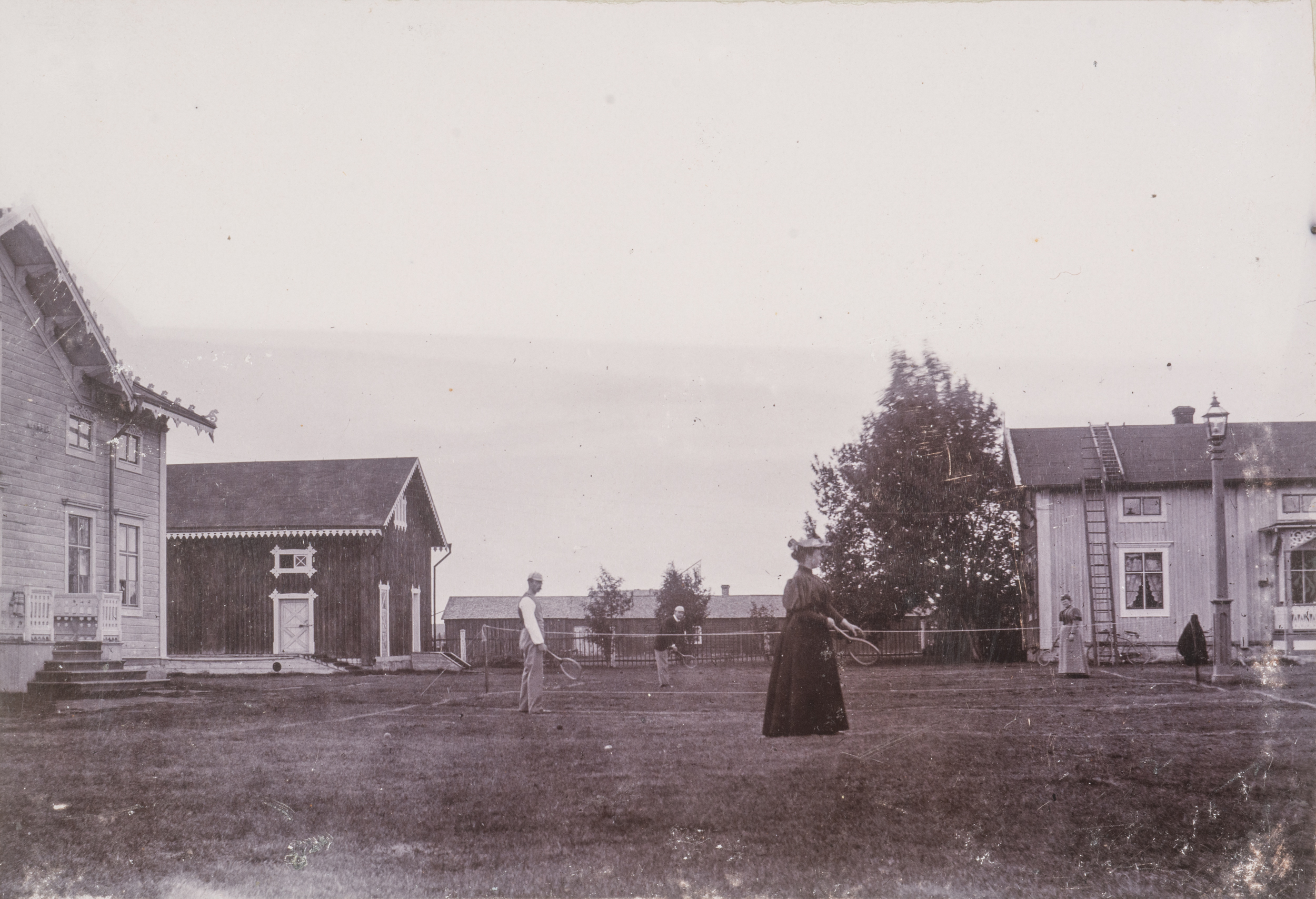 Tennisspel vid Anderstorps gård vi början av 1900-talet, som då ägdes av handelsfirman Hällberg. Foto: Okänd fotograf/ Skellefteå museum. 