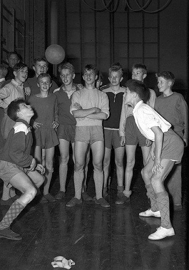 160 pojkar från 16 klubbar i norra länsdelen träffades för träning i folkskolans gymnastiksal en helg i september 1952. Thord Fjellström och Torgny Marklund får beundrande blickar av kamraterna. Foto: Nordsvenska Dagbladet