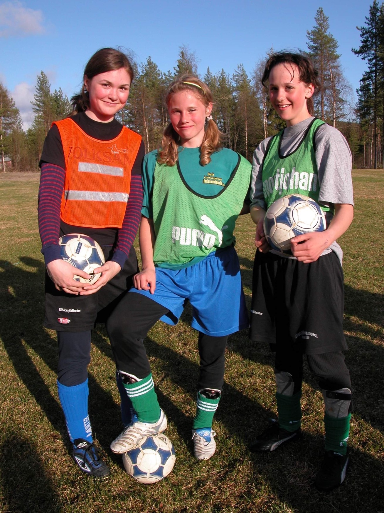 En karaktäristisk bild av svensk idrott på 2000-talet. Unga flickor tränar fotboll. I det här fallet Alicia Mörtzell-Grundström, Linn Björklund och Linn Bildström i BK Nilas tjejlag i Malå. Foto: Åke Lundgren