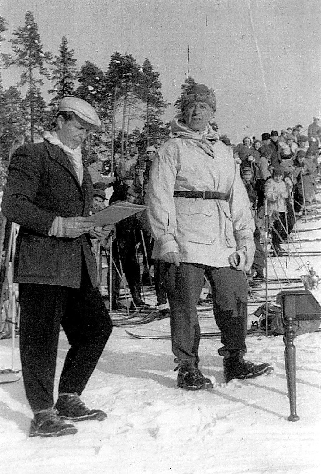 Skidbacken i Örviken invigs av Skid – och friluftsfrämjandets ordförande Ivar Holmquist 1949. Vid protokollet Ivar Norin, längdhoppare i landslaget på 1930-talet.