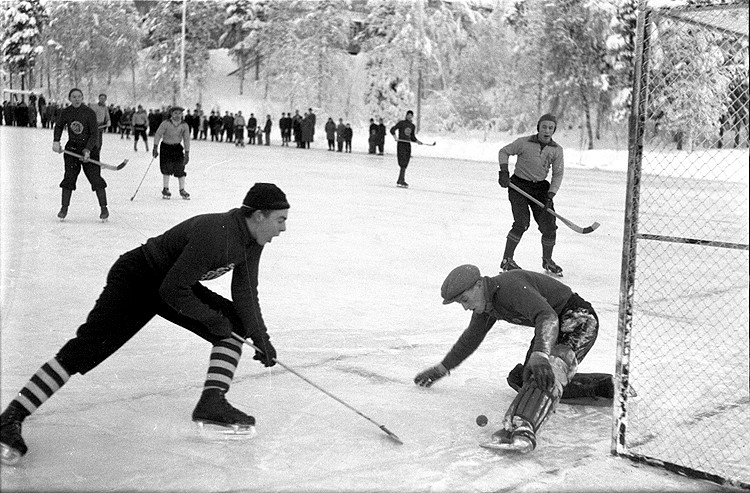 Västerbotten i Bolidens tröjor mot Norrbotten på Sidtjärn. Matchen den 13 januari 1953 slutade 4 - 4. Tore Lindgren skyfflar in Västerbottens kvitteringsmål förbi målvakten Kenttä.