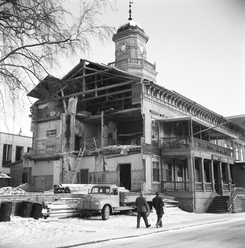 Rivningen av stadens första stadshus 1955. Foto Ernst Westerlund, Skellefteå museum. A 01390.