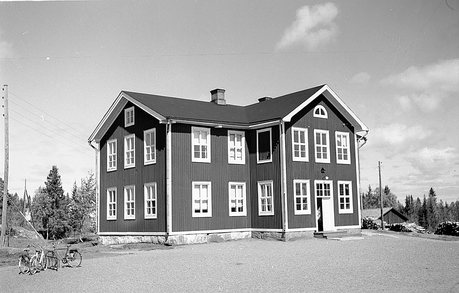 Lövångers första skola som byggdes 1852.