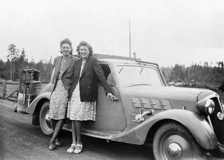 Två okända kvinnor framför en bil med gengasaggregat. Ur Skellefteå Museums fotosamling, bildnummer SM C 02382. Fotograf okänd, repro Henry Lundström.
