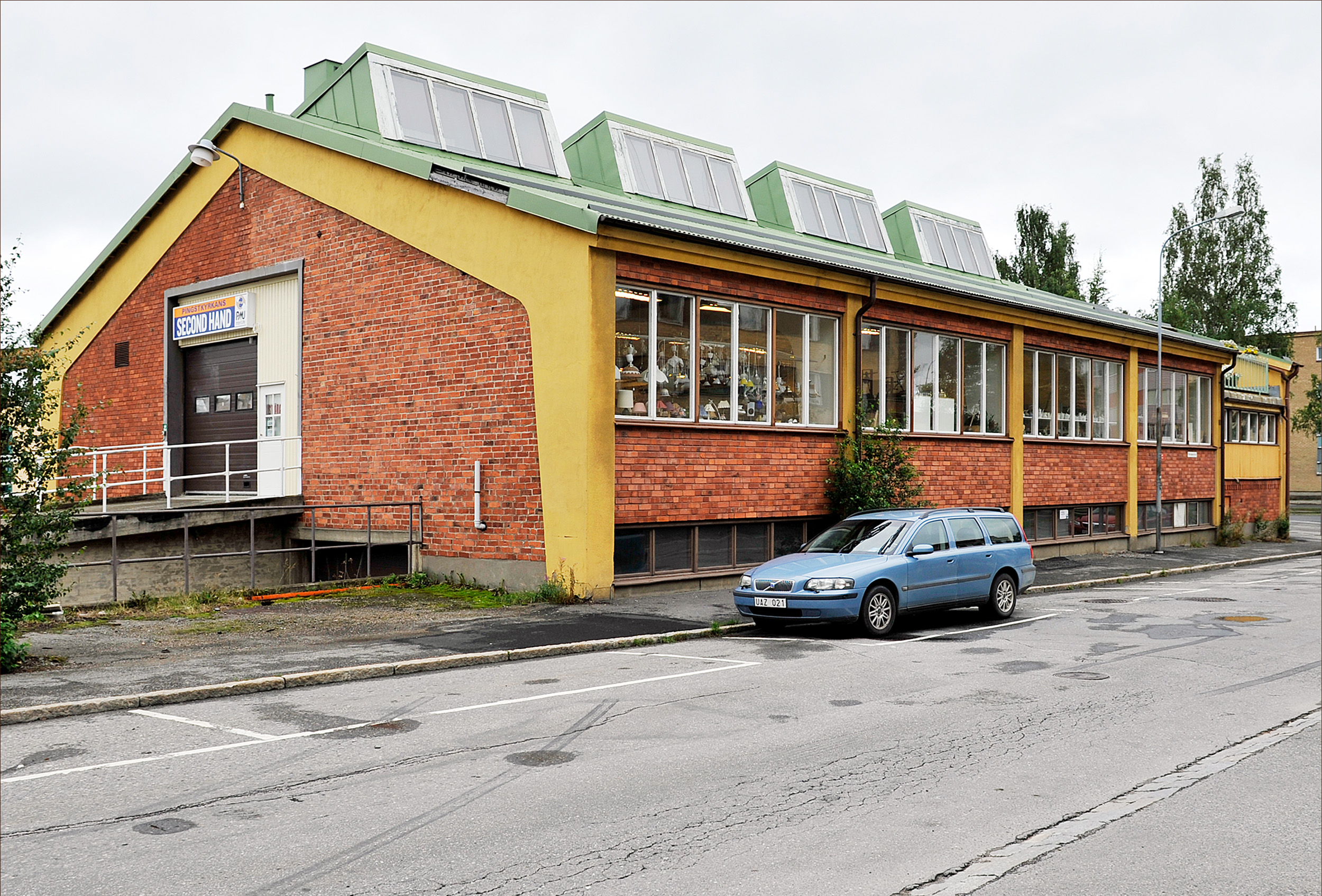 Larssons nya bilhall vid Kanalgatan uttryckte med sin synliga betongstomme det nya idealet. Foto: Krister Hägglund/Skellefteå museum.