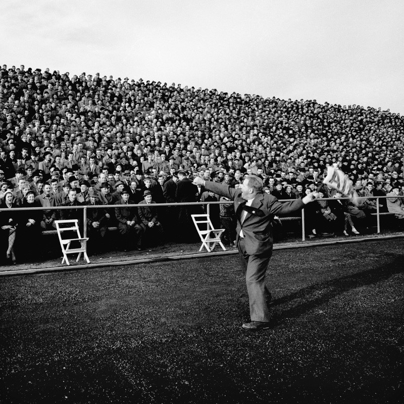 Det kom 8 000 åskådare för att se Skellefteå AIK mot Hammarby i allsvenska kvalet den 12 oktober 1958. Det är fortfarande gällande publikrekord för fotboll i stan. Hejaklacksledaren är Lennart Magnusson. Foto: Wollmar Lindholm