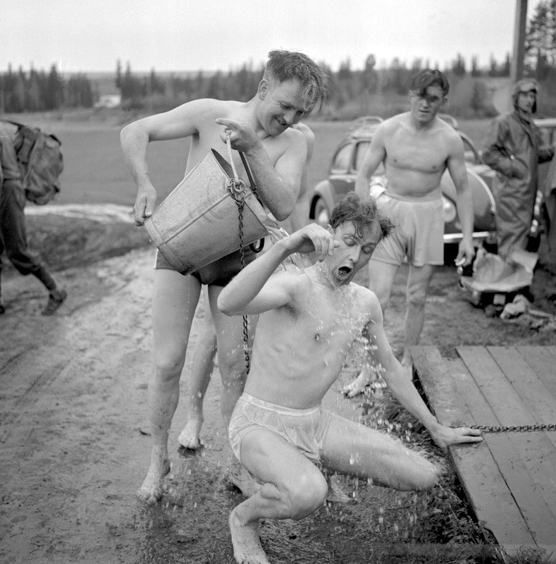 Svalkande dusch efter SOK:s nationella orienteringstävling 20 maj 1952. Arne Persson, Vännäs får en kalldusch av Erik Emanuelsson, Umeå. Foto: Wollmar Lindholm