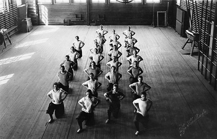 Blivande småskollärarinnor tränar Ling-gymnastik i samskolans gymnastiksal 1920. 
