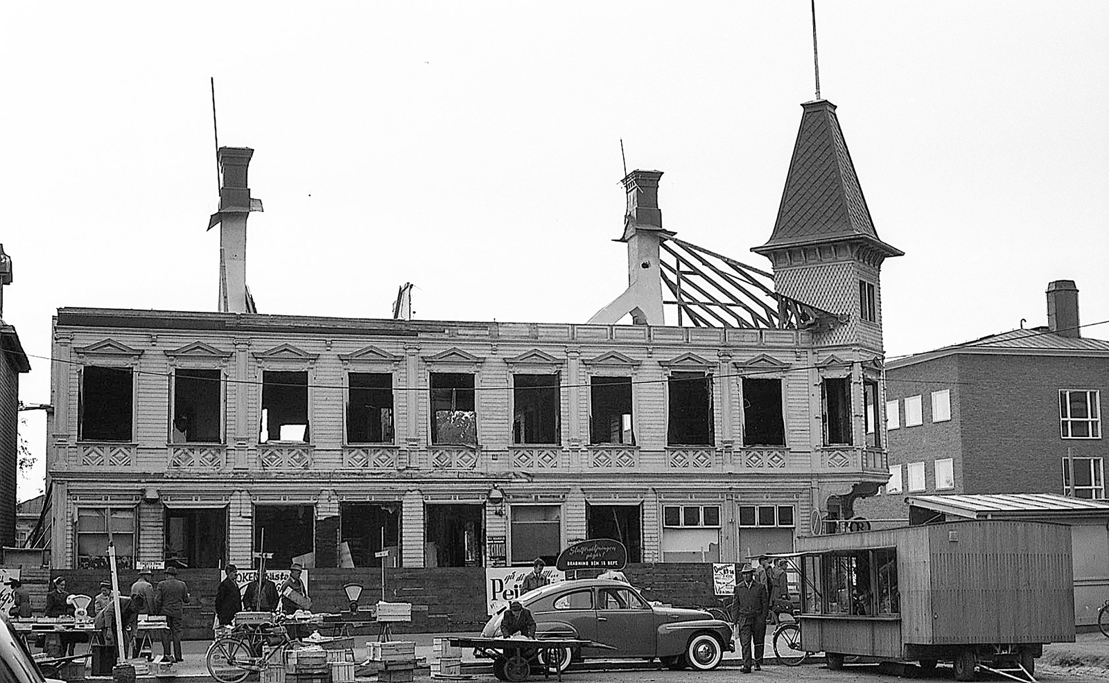 Rivning av FA Hedmans hus vid torget 1956. Foto Ragnar Insulander. RI V-47-E1.