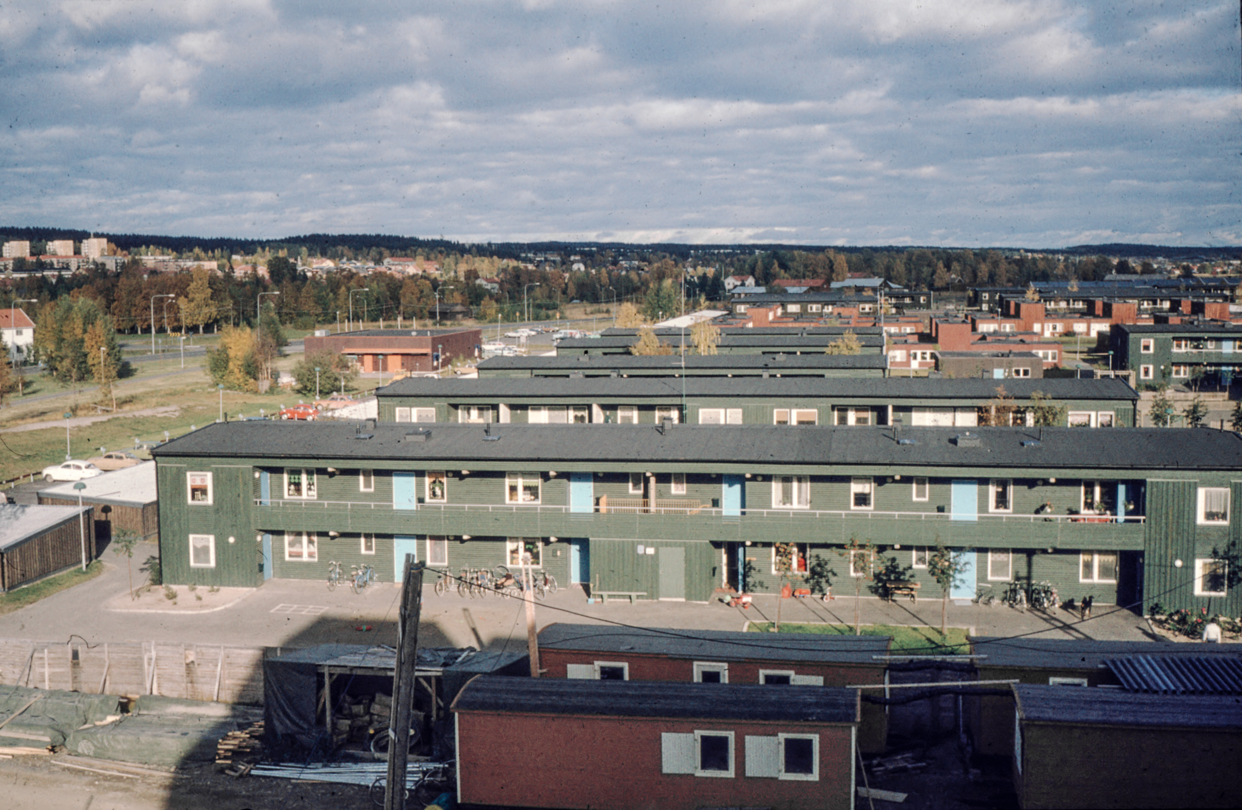 Nybyggda flerbostadshus med lägenheter i två våningar av den typ som kom att kallas Anderstorpslängor, 1977. Foto: Karl Henrik Wikström/Skellefteå museum. 