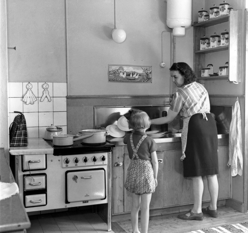  En köksinteriör i Boliden under tidigt 1940-tal. Ett för sin tid modernt kök med rinnande vatten och elektrisk spis. Foto: Okänd fotograf/Skellefteå museum. 