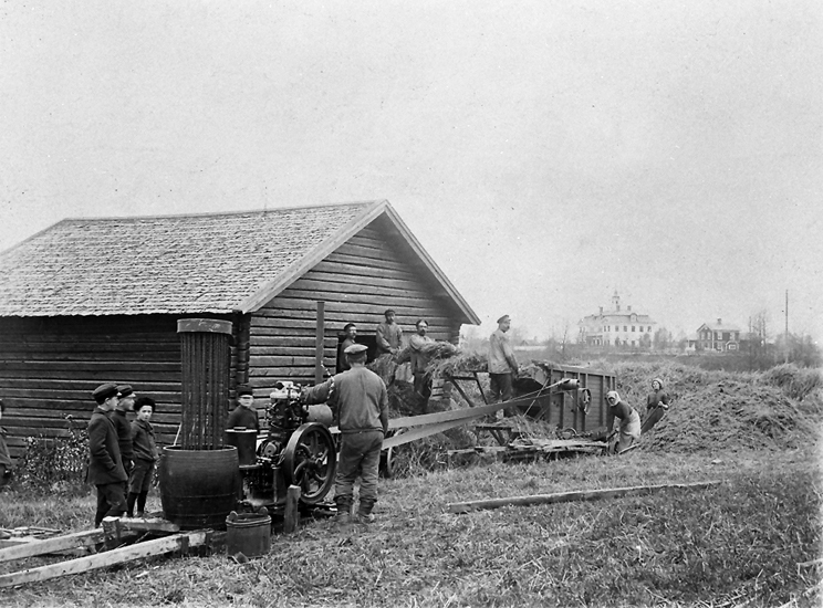 Demonstration av det första motordrivna självrensande tröskverket i Skellefteå stad, ett Gevalia-tröskverk. Foto: Skellefteå museum. SM C 01453.