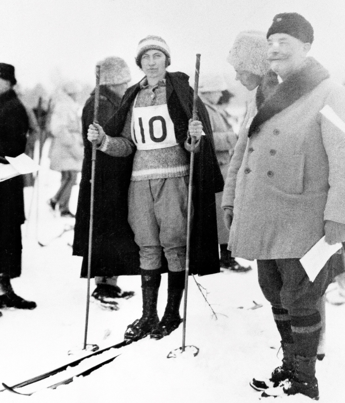 Agnes Lindberg från Norsjö bröt mot normen när hon vägrade långkjol och istället åkte i långbyxor. Det ansågs opassande. Samma dag som brodern Oskar Lindberg vann Vasaloppet – den 4 mars 1923 - vann blev Agnes svensk mästarinna på 10 km. Efter Agnes pionjärgärning följde kvinnorna Agnes exempel. Men efter tävlingarna bytte de snabbt om till långkjol igen.