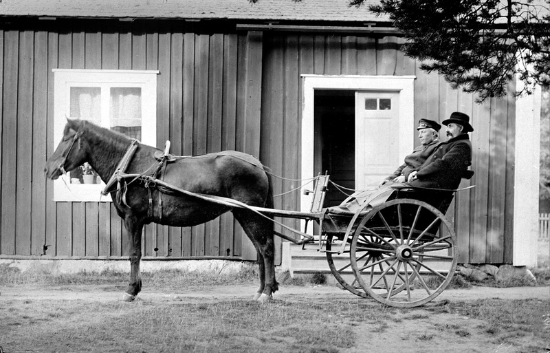 Gästgivare JO Grönlund skjutsar kronojägare A Lindgren från Källbomark. Foto: Skellefteå museum.