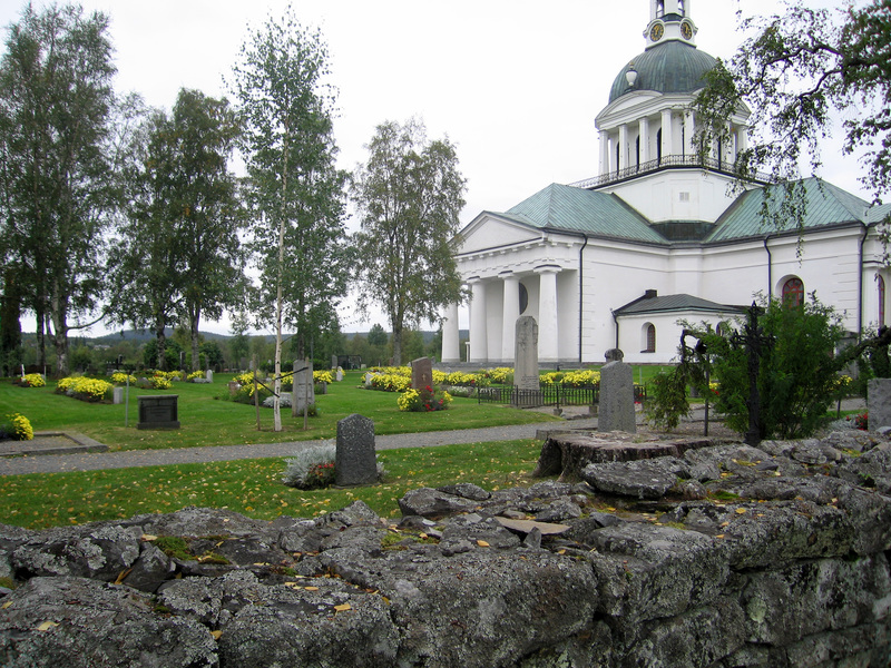 Landskyrkan och den omgivande kyrkogårdsmuren samt kyrkogården, troligtvis från 1600-talet. Fotograf: Pernilla Lindström, Skellefteå museum.