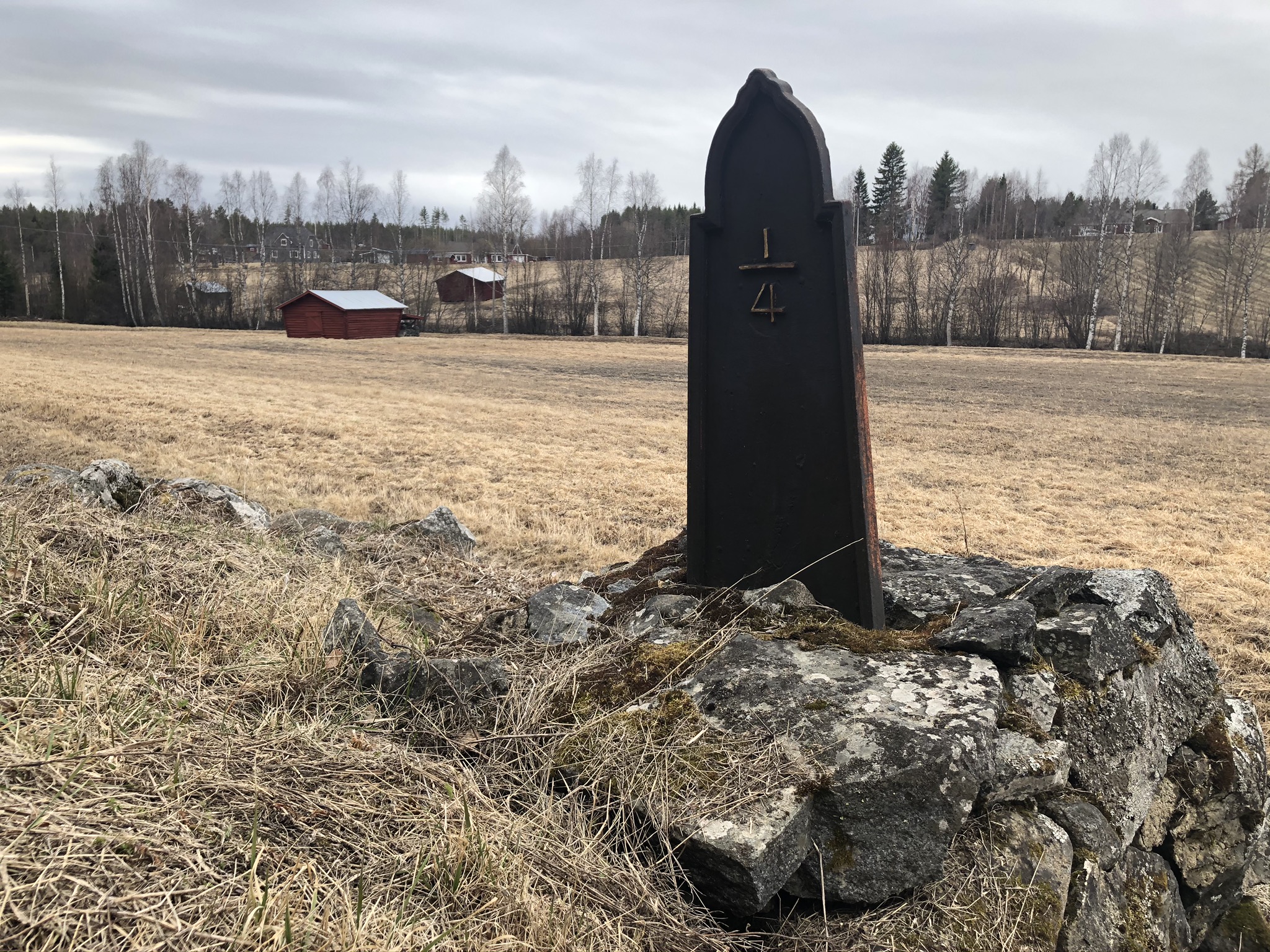 En milstolpe av gjutjärn mellan Sunnanå och Frostkåge gästgiverier från omkring sekelskiftet 1800. Fotograf: Pernilla Lindström, Skellefteå museum.