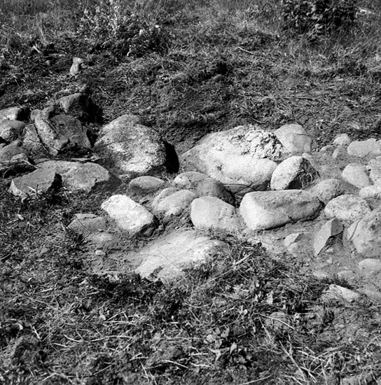 Exempel på hur en stenfylld rektangulär árnnie / härd kan se ut. Härden ligger vid Byskeälven. © Skellefteå Museum. SM 11578.