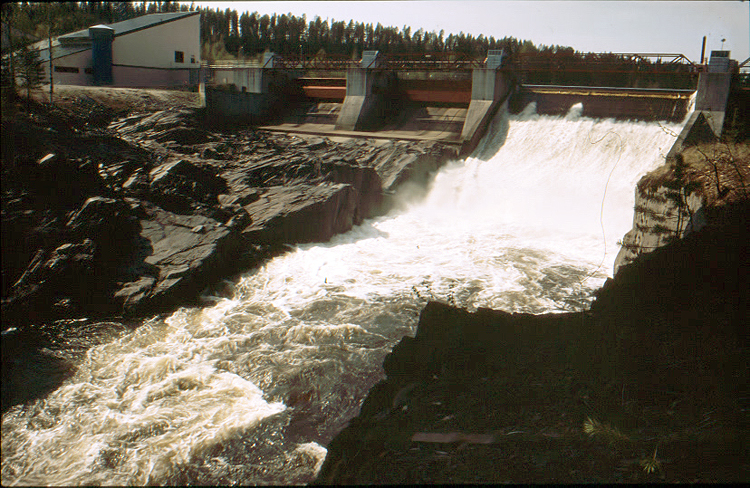 Bild 4. Finnforsens kraftverks dammanläggning, ca 1981. © Skellefteå museum. SM DIA 08091.