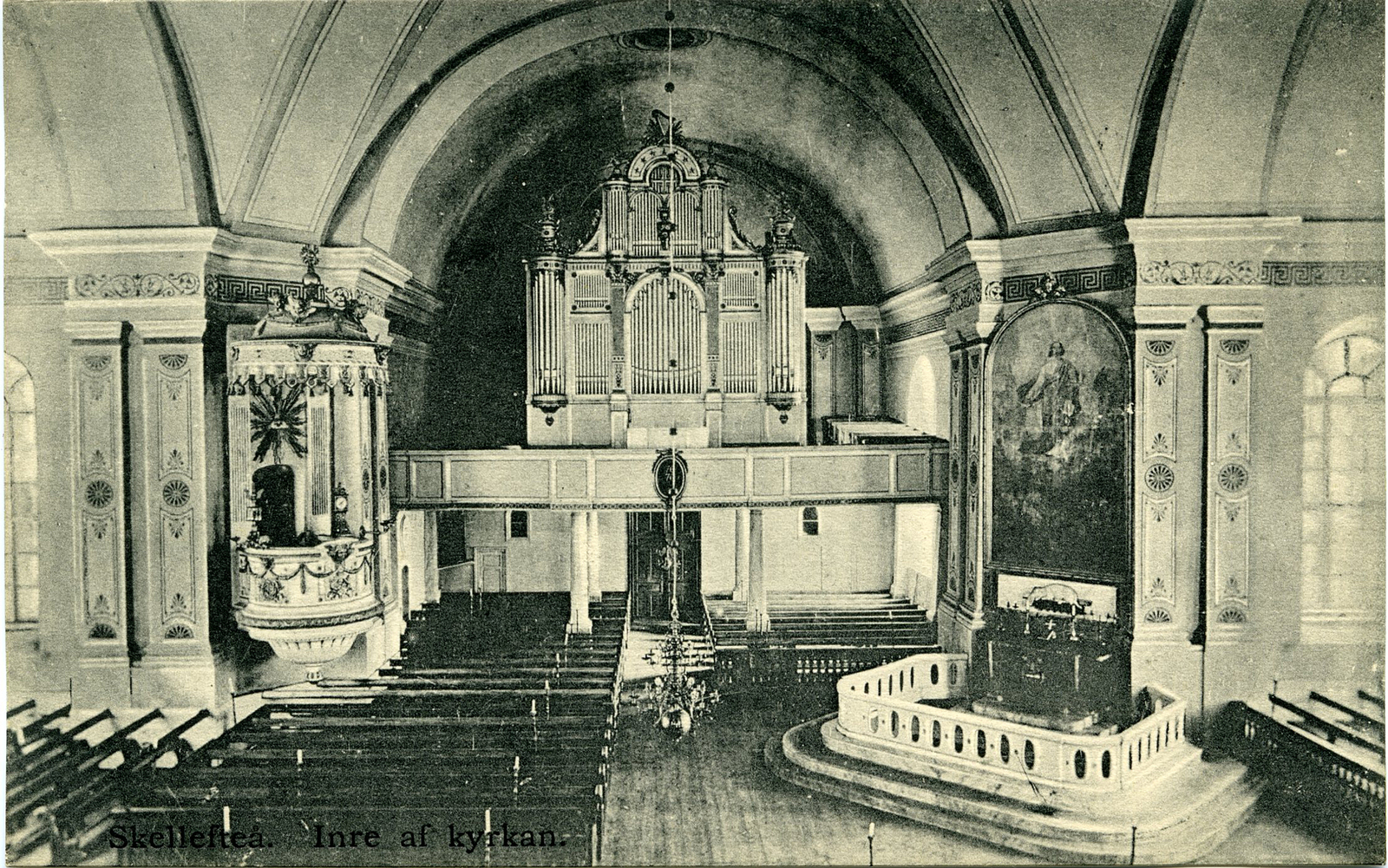 Altarets och orgelns placering före omdaningen 1915-16. Foto: Börje Lagergrens bokhandel. 