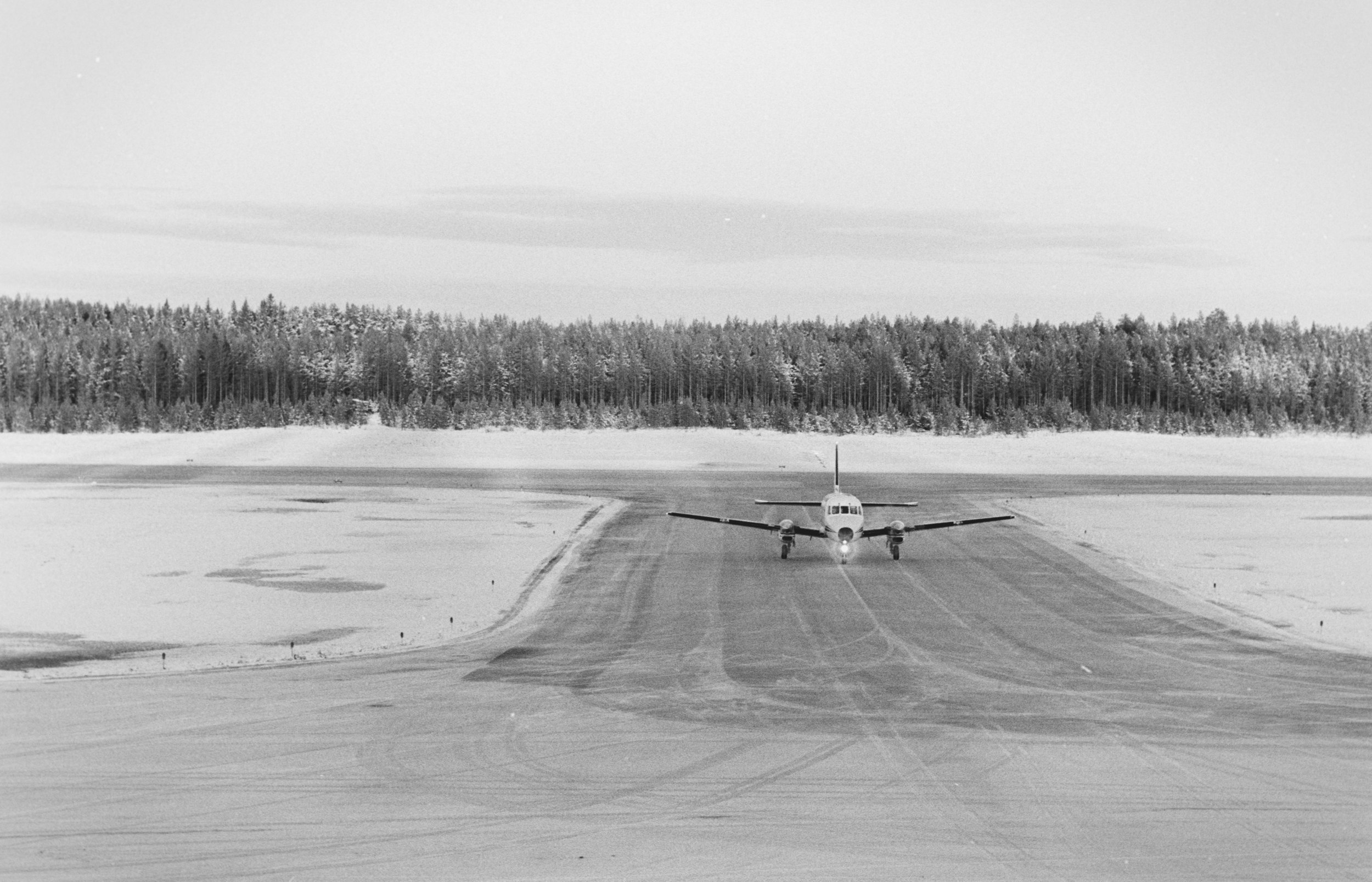 Bild 7. Skellefteå flygplats. Plan anländer från Sundsvall, mindre passagerarplan. Foto Sofie Isaksson. © Skellefteå museum. SM H 1257 09