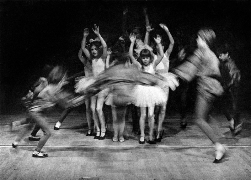 Bolidens barnbalett dansar Vindarna i Anderstorpssalen, Skellefteå i början av 1980-talet. Foto av Roine Sandlén.