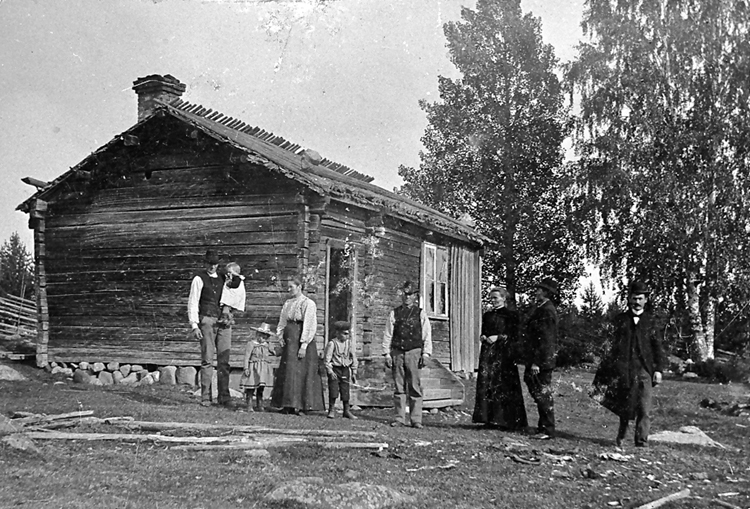 Soldaten Johan Holmbom Lejon tillsammans med sin familj och några rotebönder framför Lejontorp, Jörns socken år 1881. Foto: Skellefteå museum. C02062.