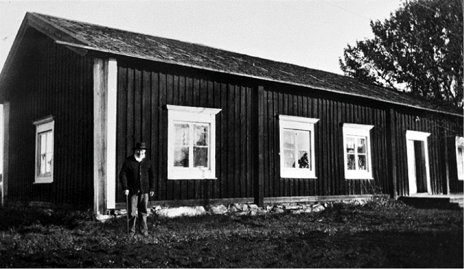 Kågegården 1929, innan flytten till Nordanå. En envånings parstuga söm förlängts med s k införkammare. Foto: Okänd/ Skellefteå museum