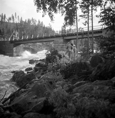 Bron över Skellefteälven vid Krångfors 1938-06, observera den smala älvfåran. Foto: Ragnar Insulander, Skellefteå museum RI II-13-H. 