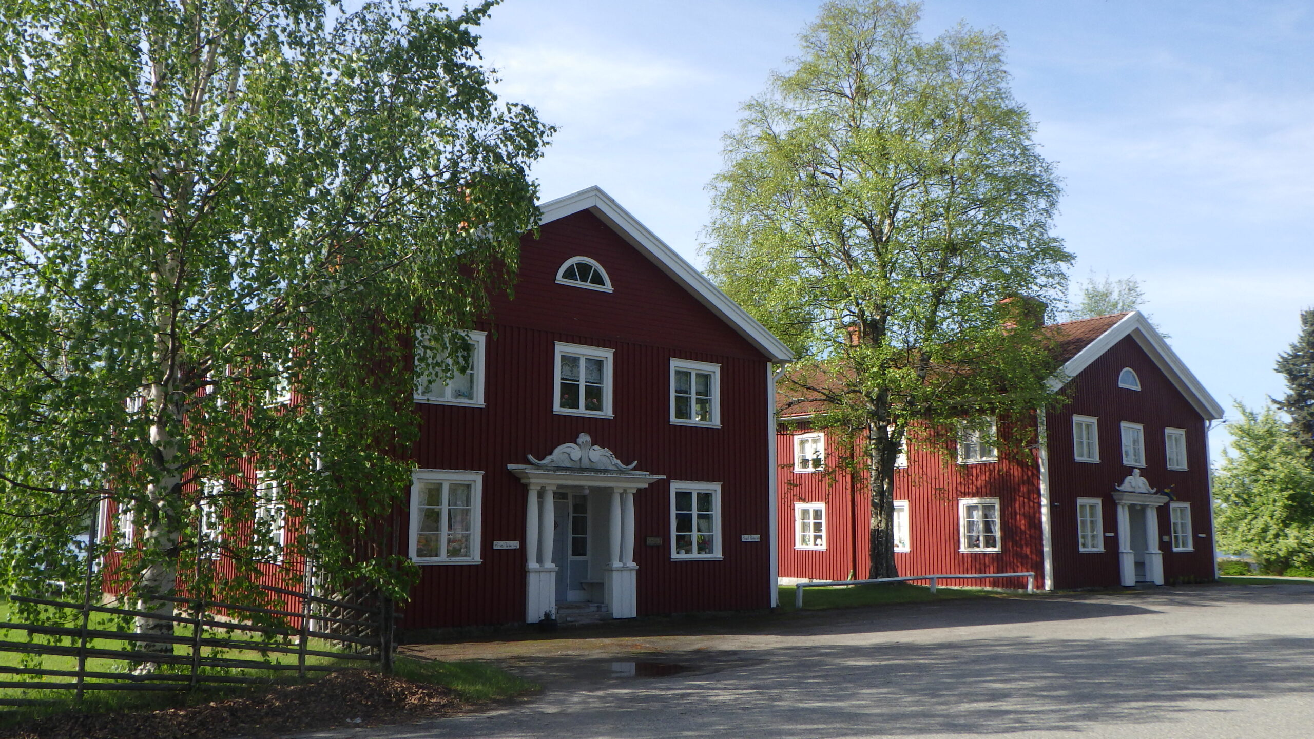 Två av kyrkstugorna i kyrkstaden i Burträsk, ritade av arkitekt Birger Dahlberg. Foto: Pernilla Lindström, Skellefteå museum.