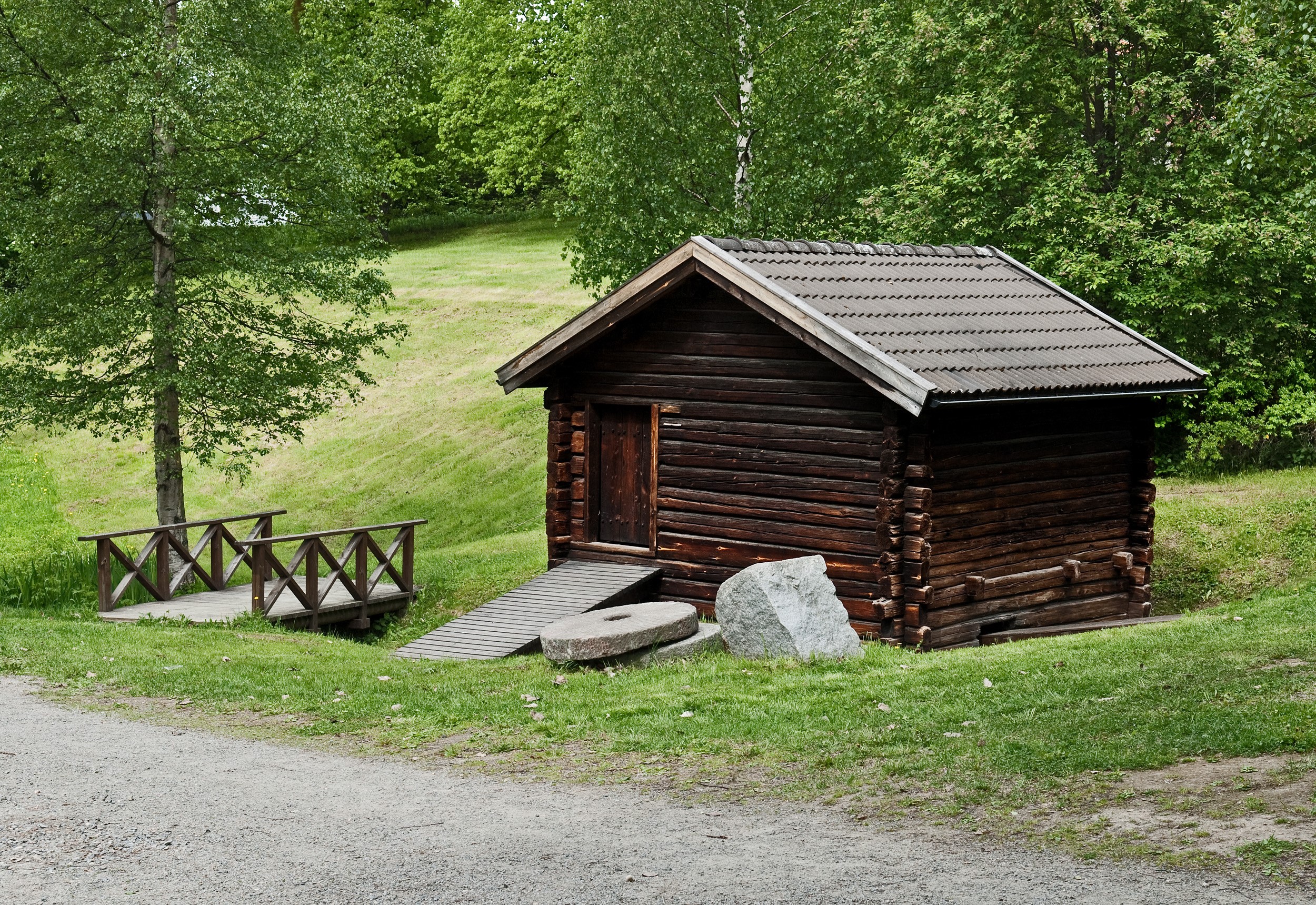 Vattendriven skvaltkvarn på Nordanåområdet. Den kommer ursprungligen från Granträsk i Burträsk socken och uppfördes vi mitten av 1800-talet. Fotot: Krister Hägglund, Skellefteå museum. SM DIG 03504.
