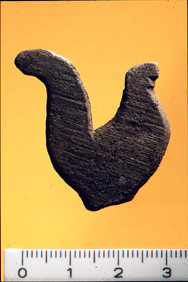 Birhane (ölhane) av brons funnen i källargrund i Bure kloster 1981 (före konservering). 