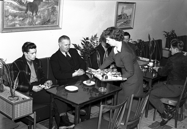 Servering från bricka på Centralkaféet i Skellefteå 1953. Foto: Nordsvenska Dagbladet
