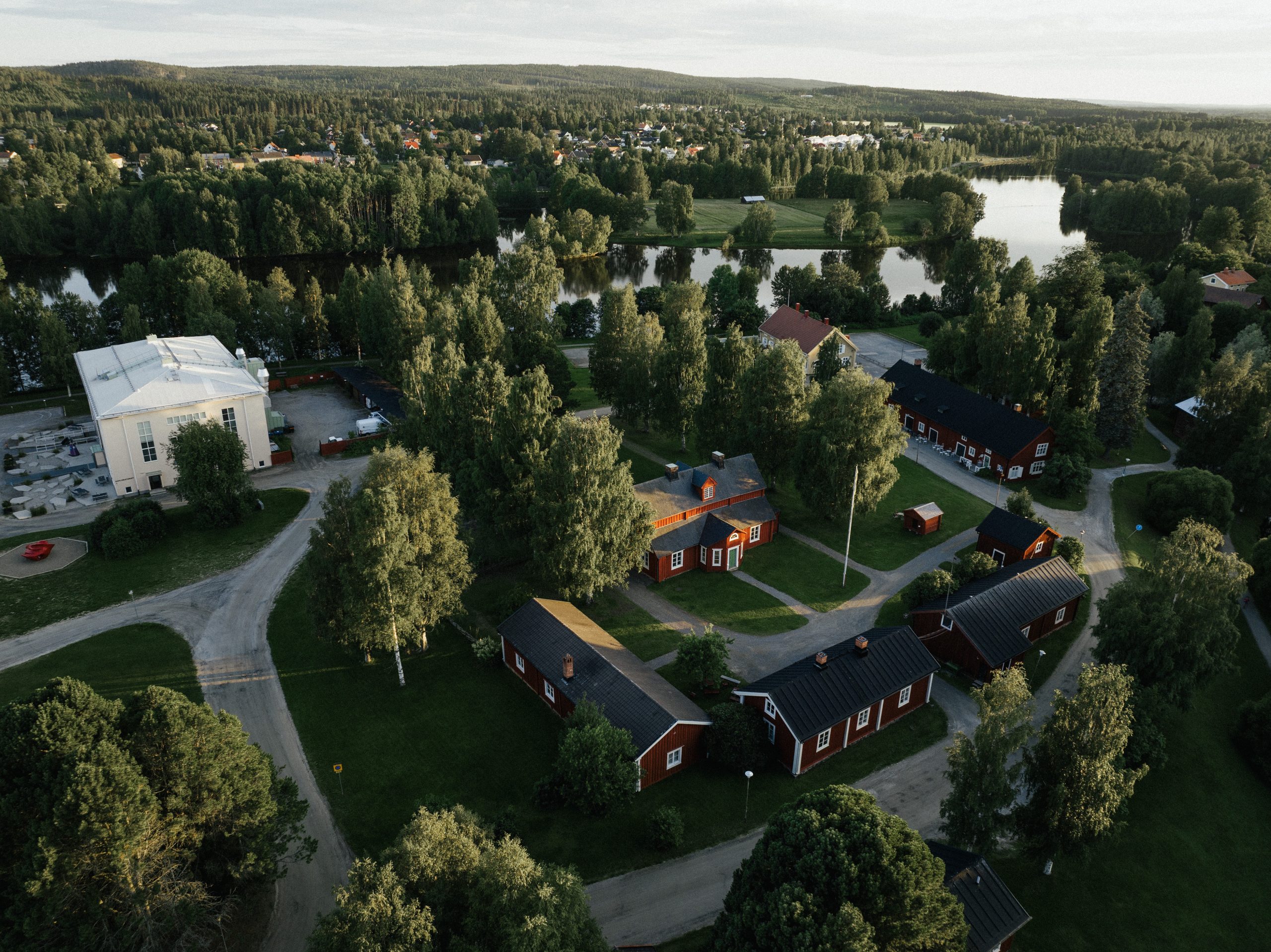 Drönarfoto över Nordanåparken med Nyborg mitt i bilden, och Skellefteälven i bakgrunden
